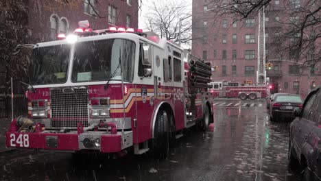 Motor-De-Bomberos-Fdny-En-La-Escena-Del-Accidente-De-Corte-De-Cable-Cónico-En-Brooklyn---Primer-Plano-Medio