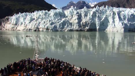 Cruceros-En-Alaska-En-Verano,-Pasajeros-En-La-Proa-Del-Barco