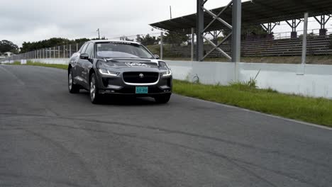 Parte-Trasera-Del-Jaguar-I-Pace-Coche-Gris-Eléctrico-En-La-Pista-De-Carreras