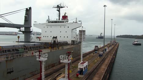 Granelero-Transitando-Por-Las-Esclusas-De-Gatún,-Canal-De-Panamá