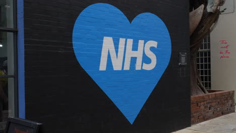 Love-Nhs-Blue-Heart-Wall-Art-Mural-En-Apoyo-Del-Servicio-Nacional-De-Salud-Británico-En-Birmingham