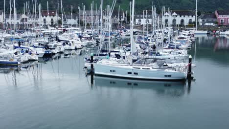 Yachten-Und-Segelboote-Parken-Sicher-Am-Nebligen-Bergmassiv-Jachthafen-Des-Altersheims