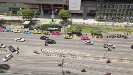 Vista-De-ángulo-Alto-Del-Tráfico-Alrededor-De-Ratchadaphisek-Road,-Intersección-Rama-9,-Cerca-De-Los-Grandes-Almacenes-Durante-La-Situación-De-Covid-19-En-Bangkok,-Tailandia