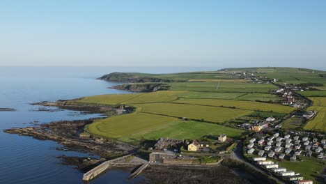 Costa-Verde-De-Irlanda,-Patchwork-De-Campo,-Camping,-Vistas-A-La-Carretera-Y-Al-Mar