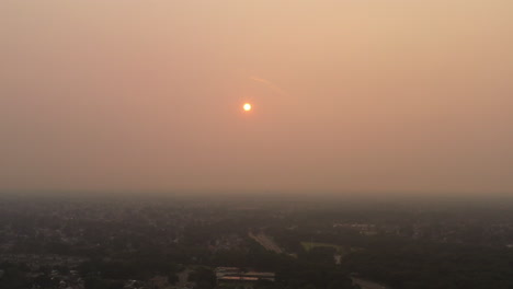 Una-Vista-Aérea-De-Un-Barrio-Suburbano-En-Long-Island,-Nueva-York.