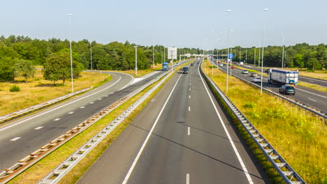 Großer-Zeitraffer-Des-Verkehrs-Auf-Der-Autobahn-Im-Sommer