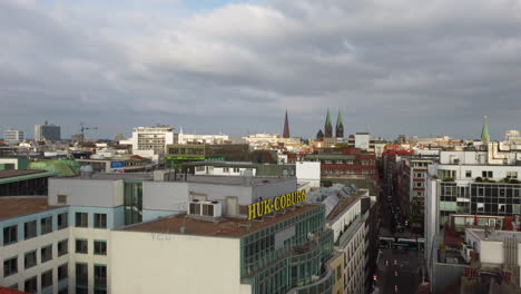 Edificios-Y-Estructuras-En-El-Casco-Antiguo-De-Bremen,-Alemania---Drone-Ascendente