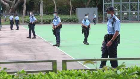 Polizisten-Patrouillieren,-Als-Die-Regierung-Die-Jährliche-Kerzenlicht-Mahnwache-Im-Victoria-Park-Anlässlich-Des-Massakers-Auf-Dem-Platz-Des-Himmlischen-Friedens-1989-In-Hongkong-Verbot