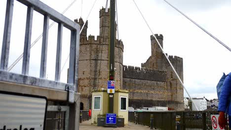 Touristen-Gehen-Auf-Der-Historischen-Caernarfon-Castle-Swinging-River-Bridge,-Dem-Wahrzeichen-Der-Stadt