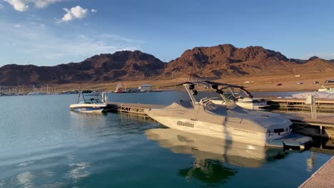 Angedocktes-Boot-Bei-Sonnenaufgang-Auf-Dem-Wasser-Des-Lake-Mead