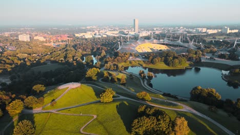 Vista-Aérea-De-La-Arena-Olímpica-Y-La-Plataforma-De-Observación-En-El-Parque-Olímpico-De-Munich