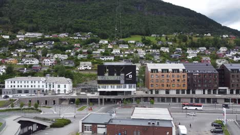 Voss-Gondol---Moderno-Teleférico-En-Góndola-Desde-El-Centro-De-La-Ciudad-De-Voss-Hasta-El-Monte-Hangurstoppen-Noruega---Antena-En-Movimiento-Hacia-Adelante-Que-Muestra-La-Estación-Terrestre-Con-El-Logotipo-Y-Los-Carros-De-Góndola-Colgando-En-El-Aire-Detrás