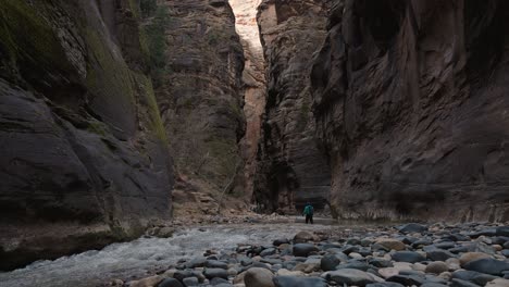 Der-Narrows-Wanderweg-Im-März-Im-Zion-Nationalpark,-USA