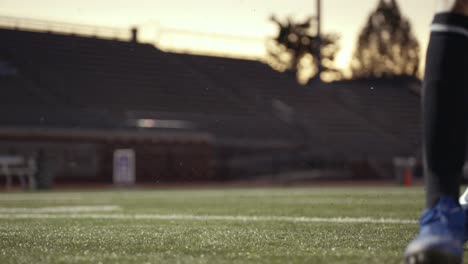 Un-Jugador-De-Fútbol-Patea-La-Pelota-Al-Atardecer