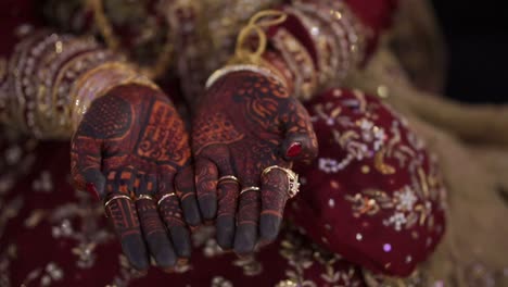 Diseño-Vibrante-De-Henna-Mehndi-En-Las-Palmas-Abiertas-De-Las-Novias-El-Día-De-La-Boda