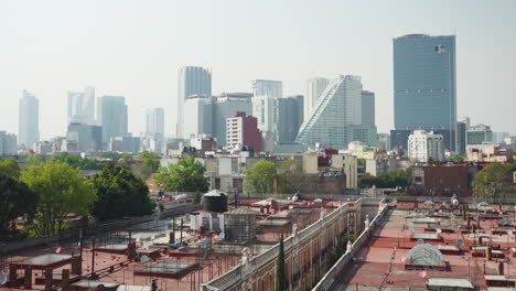 Blick-Auf-Die-Skyline-Von-Mexiko-Stadt-An-Einem-Sonnigen-Tag-Von-Colonia-Juárez-Mit-Blick-Auf-Die-Wolkenkratzer-Des-Paseo-De-La-Reforma