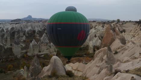 Hermosos-Globos-Aerostáticos-En-El-Paisaje-Rocoso-De-Capadocia,-Anatolia,-Turquía---Toma-Aérea-De-Drones