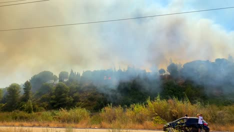 Grandes-Nubes-De-Humo-Y-Fuego-Aterrador-En-La-Región-De-Andalucía-España,-Zona-De-Peligro,-Quema-De-árboles-Y-Casas-En-Estepona-Marbella,-Tiro-Estático-De-4k