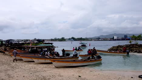 Personas-En-Botes-De-Taxi-Acuático-En-El-Pasaje-Buka-Esperando-A-Su-Próximo-Pasajero-En-La-Remota-Región-Autónoma-De-La-Isla-Tropical-De-Bougainville,-Papúa-Nueva-Guinea