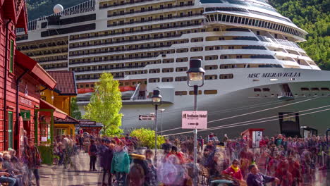 Das-Kreuzfahrtschiff-MSC-Meraviglia-Legte-Am-Hafen-In-Flam,-Norwegen,-An,-Mit-Einer-Menschenmenge,-Die-Im-Vordergrund-Spazierte