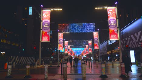 Ilustraciones-Modernas-Multicolores-Del-Festival-De-Invierno-En-El-Parque-De-Wembley-Por-La-Noche