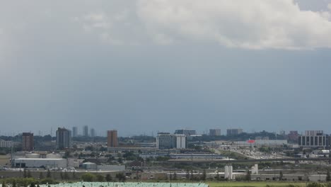 4K-Video-Eines-Flugzeugs-Bei-Der-Landung-Mit-Blick-Auf-Die-Großstadt-Und-Starkem-Autobahnverkehr