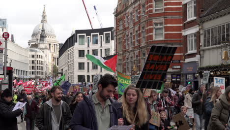 Miles-De-Personas-Marchan-Frente-A-La-Catedral-De-San-Pablo-En-El-Día-Mundial-Por-La-Justicia-Climática-Mientras-Se-Celebra-La-Cumbre-Cop-26-En-Glasgow