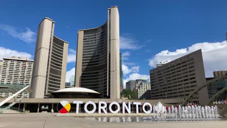 Ayuntamiento-De-Toronto-En-Nathan-Phillips-Square-Con-Letrero-3d-Y-Fuente-De-Agua-En-Cámara-Lenta