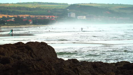 Einheimische-Und-Touristen-Fangen-Muscheln-Am-Strand-Von-Malibu-In-Vietnam