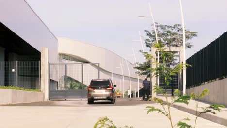 Un-Guardia-De-Seguridad-En-La-Puerta-Del-Centro-De-Convenciones-Amador,-Controlando-A-Todos-Los-Conductores-Y-Vehículos-Antes-De-Permitir-El-Acceso-Al-área-De-La-Sede,-Ciudad-De-Panamá