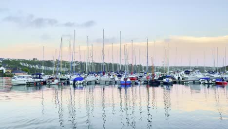 Aguas-Tranquilas-En-El-Puerto-Deportivo-De-Kinsale-Con-Los-Colores-Del-Amanecer