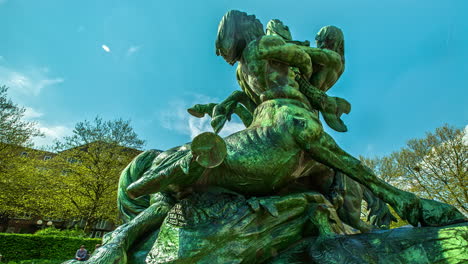 Zeitraffer-Mit-Einer-Weitwinkel-Draufsicht-Der-Statue-In-Hamburg-Vor-Einem-Klaren,-Blauen-Himmelshintergrund