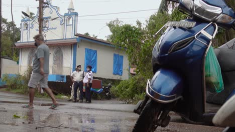 Moto-Scooter-Azul-Automática-Estacionada-Al-Otro-Lado-De-La-Calle-De-Los-Oficiales-De-Policía-Indios