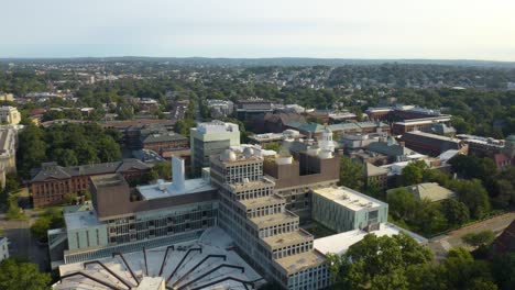 Vuelo-Aéreo-Bajo-Sobre-El-Campus-De-La-Universidad-De-Harvard-En-Verano