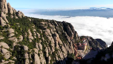 Antena:-Monasterio-Benedictino-De-Montserrat-En-Cataluña