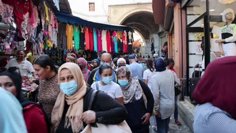 Viele-Menschen-Während-Der-Hauptverkehrszeit-In-Souks-Im-Bab-El-Bhar-In-Tunis,-Tunesien