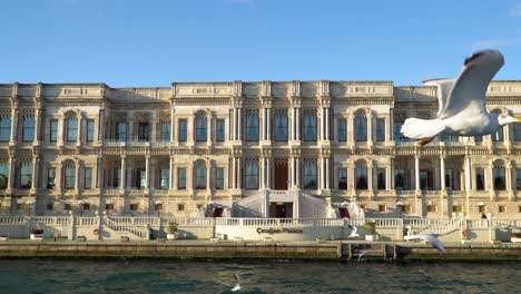 Vista-Del-Palacio-De-Çırağan-Desde-El-Bósforo-En-Un-Día-Soleado-En-Estambul