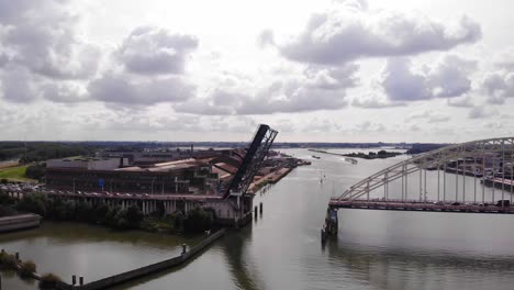 Vista-Aérea-Del-Puente-Basculante-Abierto-Sobre-El-Río-Noord