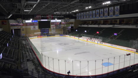 Innenansicht-Der-Stadt-Toyota-Center:-Eine-Eisarena,-Umgeben-Von-Leeren-Sitzen,-Ist-Gut-Beleuchtet