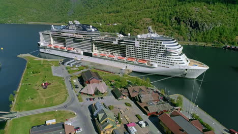 Vista-Aérea-Que-Muestra-El-Atraque-De-Cruceros-Msc-En-El-Muelle-De-Flam-En-Noruega-Durante-El-Día-Soleado