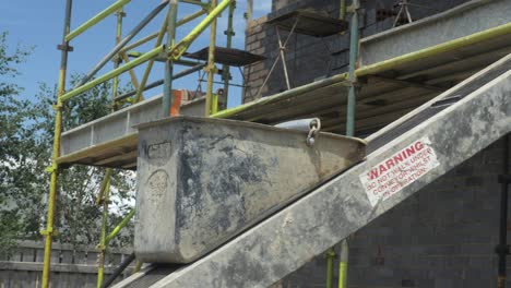 El-Cubo-De-Mortero-De-Albañilería-Vacío-Se-Envía-Por-La-Cinta-Transportadora-Del-Ascensor