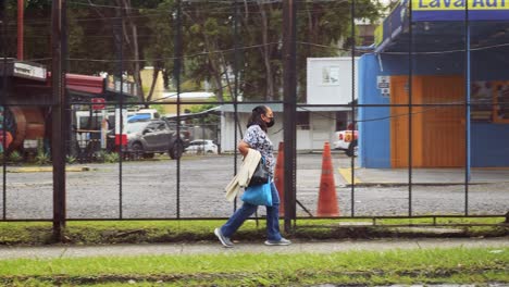 Mujer-En-Una-Acera-Con-Mascarilla,-Pandemia-De-Covid-19,-Ciudad-De-Panamá,-Panamá