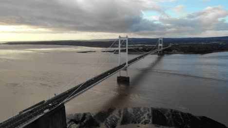 Immer-Noch-Drohnenaufnahme-Der-Severn-Brücke,-Die-England-Mit-Wales-In-Der-Nähe-Von-Bristol,-Großbritannien,-Verbindet