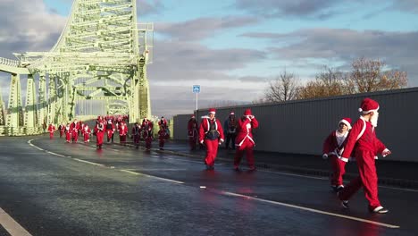 Zeitlupe-Wohltätigkeit-Santa-Dash-Winterspaß-Läuft-über-Die-Runcorn-Silver-Jubilee-Bridge