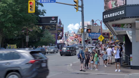 Multitud-De-Personas-Y-Tráfico-En-Calles-Concurridas-En-Las-Cataratas-Del-Niágara,-Ontario,-Canadá-En-Un-Día-Soleado