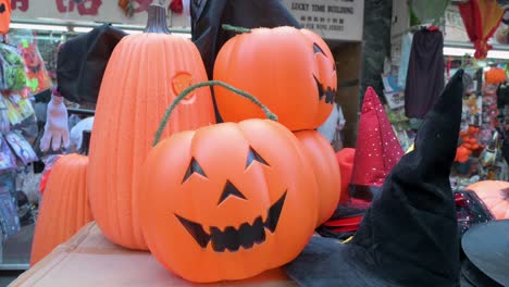 Los-Adornos-Decorativos-Del-Tema-De-Halloween-De-Calabaza-Se-Venden-En-Un-Puesto-Antes-De-Halloween-En-Hong-Kong