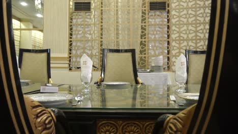 Mesa-Larga-Dispuesta-Dentro-Del-Salón-De-Banquetes