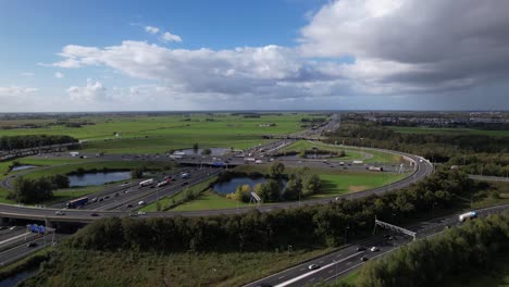 Aufsteigender-Überblick-über-Den-Großen-Kreisverkehr-An-Der-Oudenrijn-Umgehungsstraße-In-Der-Nähe-Von-Utrecht-Mit-Stau-Von-Oben-Gesehen-Und-Darüber-Hängenden-Regen-Cumulus-Wolken