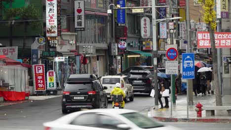 Peatones-Y-Tráfico-En-La-Antigua-Calle-Coreana-En-Medio-De-La-Pandemia-De-Covid-19-En-Seúl,-Corea-Del-Sur