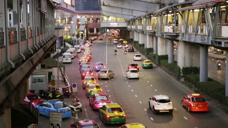 Los-Taxis-Se-Alinean-Para-Recoger-Pasajeros-Frente-A-Un-Centro-Comercial-Por-La-Noche-Después-Del-Trabajo-Y-La-Situación-De-La-Epidemia-De-Covid-19-En-Bangkok,-Tailandia